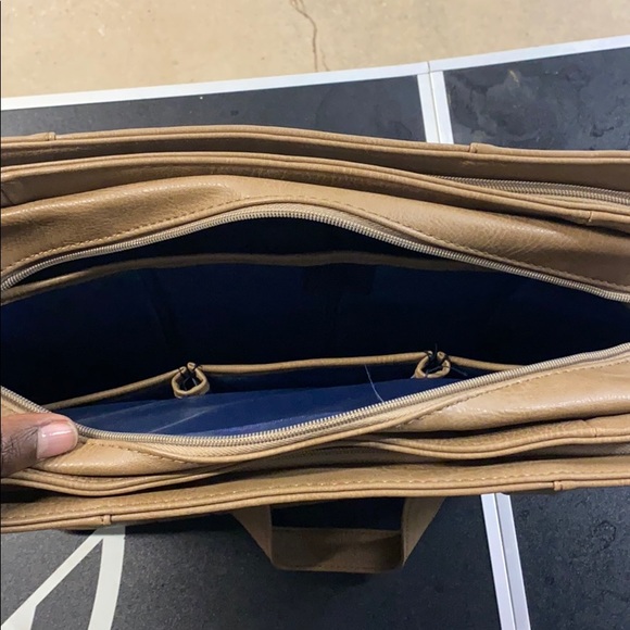 Women’s Reaction Kenneth Cole bag - Picture 4 of 4